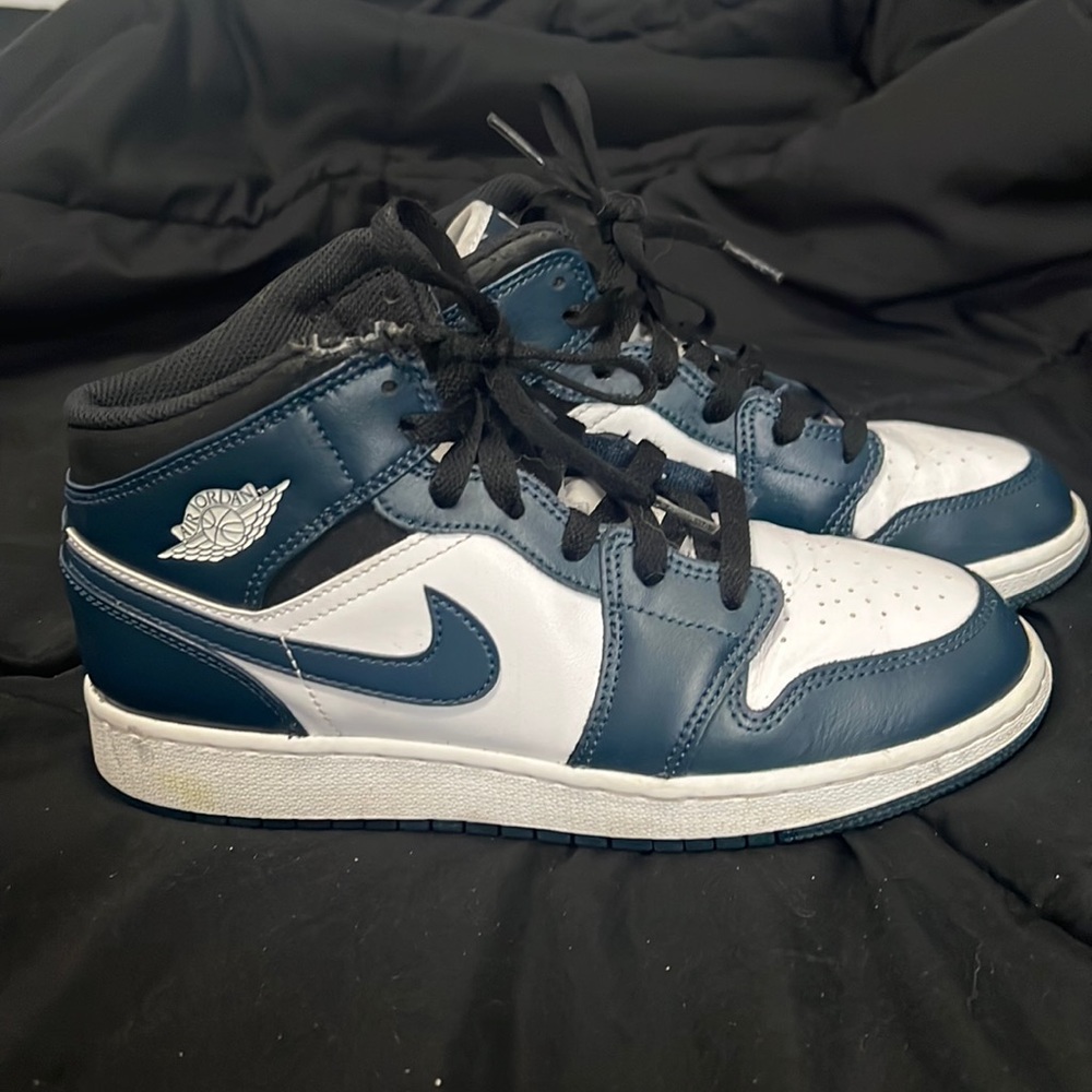 Jordan 1 mid